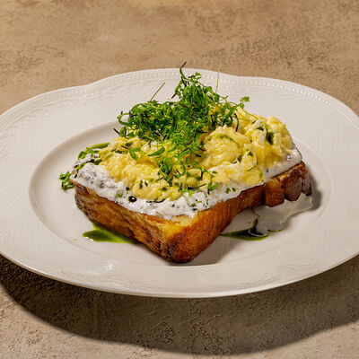 Французский тост со страчателлой, трюфелем и скремблом в Cafe Sisi по цене 690 ₽