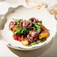 Салат с ростбифом в Историческая кофейня Максим