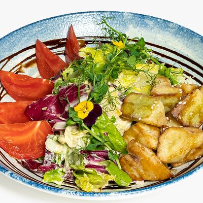 Салат с хрустящими баклажанами в Парло Руссо по цене 690 ₽