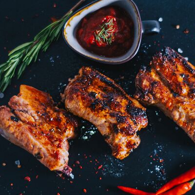 Рёбра свиные в Гучкофф грильбар по цене 700 ₽