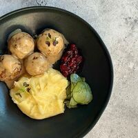 Фрикадельки из говядины с картофельным пюре, брусничным соусом и битыми огурцамив u.bistro