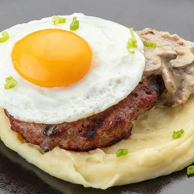 Бифштекс из мраморной говядины с жареным яйцом и картофельным пюрев КОНЬ И ДЕЛЬФИН по цене 930 ₽