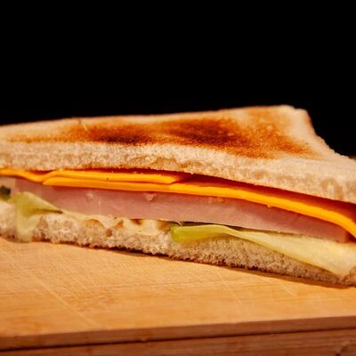 Сэндвич с ветчиной и сыром в Avenue Food 87 по цене 260 ₽