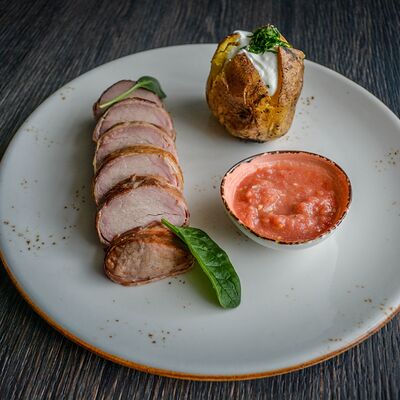 Копчёная свиная вырезка в беконе с печёным картофелем в Чо? Капчо! по цене 640