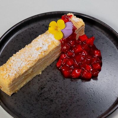 Наполеон с клубничным компоте в Гоголь по цене 550 ₽