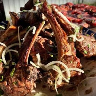 Баранья корейка с овощами на гриле в Огонь и Мясо по цене 1200 ₽