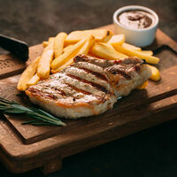 Стейк из свинины с картофелем в Mama Roma