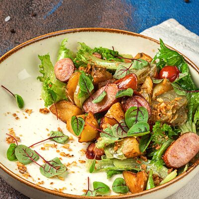 Теплый салат с охотничьими колбасками от шефа в Бублик по цене 510 ₽