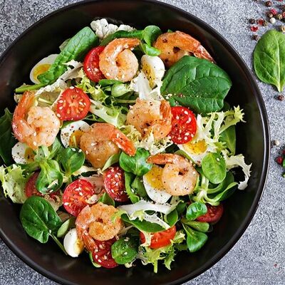 Зелетый салат с креветками в Креветочная The Shrimp по цене 740 ₽