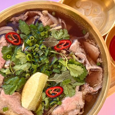 Фо бо с рисовой лапшой и ростбифомв Просто Азия x Десертория по цене 770 ₽