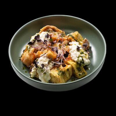 Куриное бедро с хрустящими баклажанами в Августин по цене 690 ₽