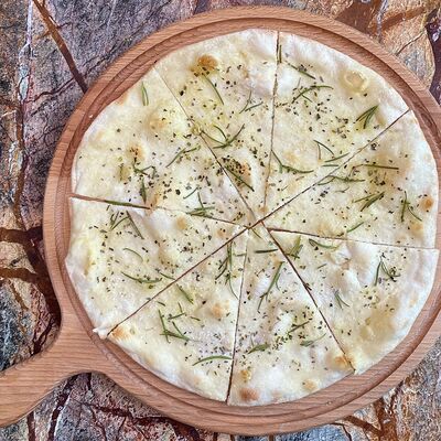 Фокачча с розмарином в Wine room gallery по цене 290 ₽