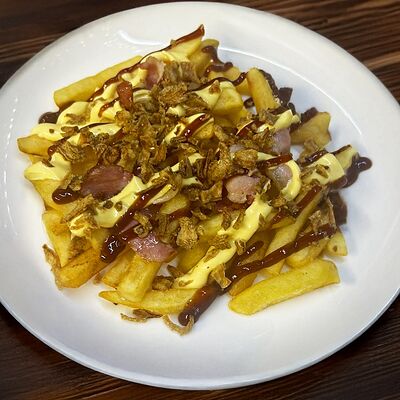 Maxi фри с жаренным беконом, хрустящим луком и соусомв Rezept по цене 435 ₽