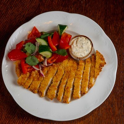 Куриный шницель со свежими овощами в Old Whale pub по цене 590 ₽