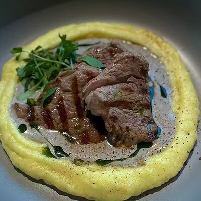 Медальоны из телятины с картофельным пюре в Bella Strada по цене 1390 ₽