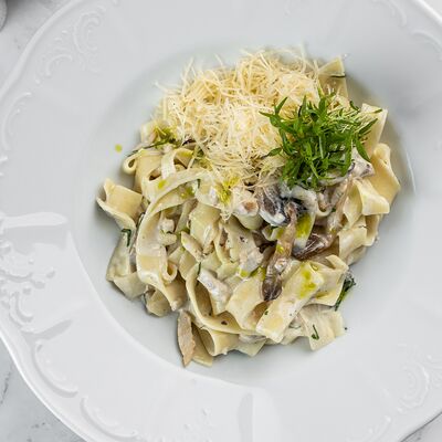 Фетучини с курицей и грибами в Патис по цене 702 ₽