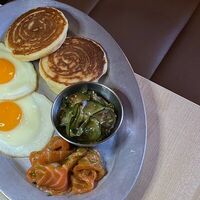 Панкейки с лососем в Smazhenka bistro