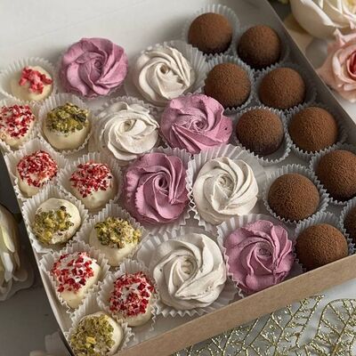 Набор Подарочное ассорти, большое в Кондитерская SunbeamCake по цене 4500 ₽