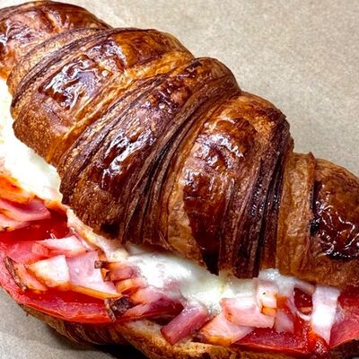Круассан с индейкой острыйв Круассан пекарня по цене 370 ₽