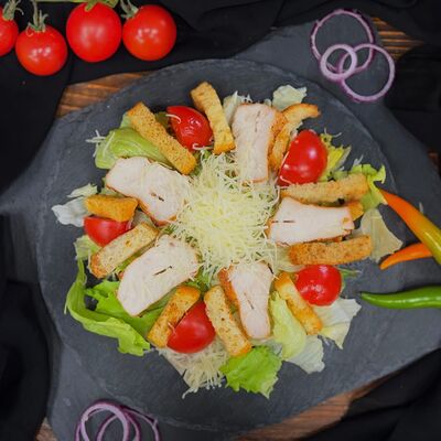 Салат цезарь с курицейв Мангал Сити по цене 550 ₽