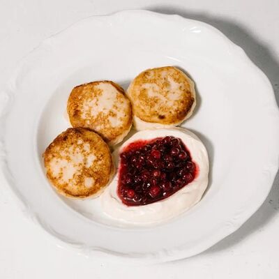 Рикотники, сметана, варенье из брусники в Эклерная по цене 670 ₽