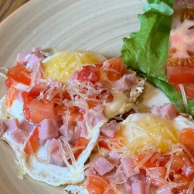 Яичница с ветчиной, томатами и сыром в Патисари по цене 276 ₽