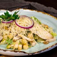 Цезарь с курицей в Лабиринт