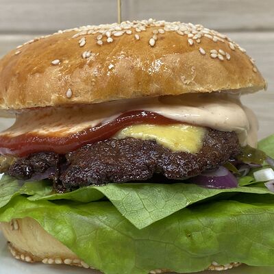 Бургер с говяжьей котлетой в Armud Kebab по цене 364 ₽