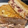 Гриль сэндвич с тунцом и карамелизованным луком в Plump coffee по цене 610