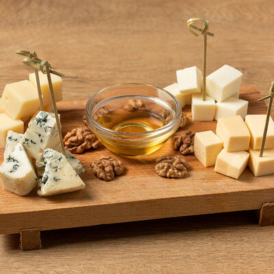 Сырная тарелка в TeaRoom по цене 850 ₽