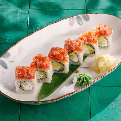Ролл с тартаром из лосося и тунцав Кукумбер по цене 890 ₽