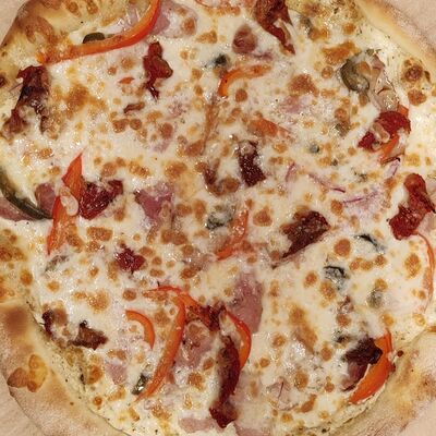 Пицца из окорока и вяленых томатов в Пиццерия Олива по цене 780 ₽