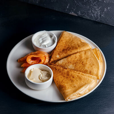 Блины по-домашнему с лососем слабой соли, сметаной и маслом в Berberry & ptichka по цене 699 ₽