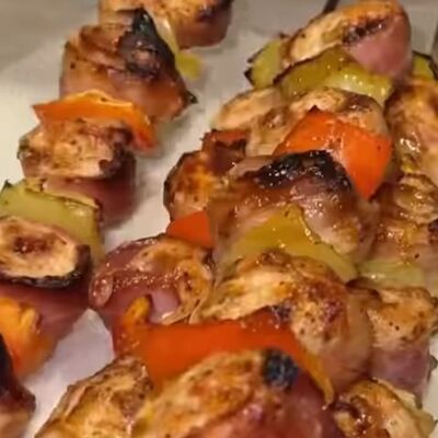 Куриный шашлычок в беконе с овощами гриль в Сытый Лось по цене 600 ₽