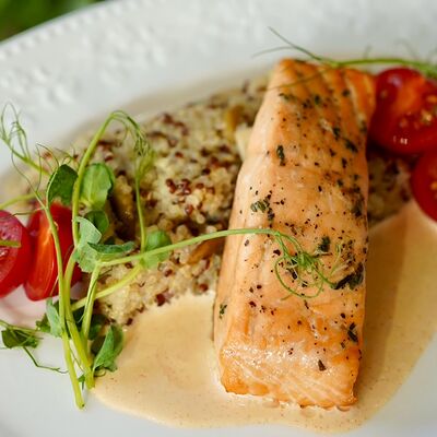 Стейк из лосося с киноа в Hello olivia по цене 1150 ₽