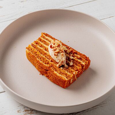 Медовик в Корова на бочке по цене 430 ₽