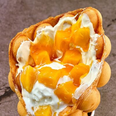 Баблс-вафля с манго и сливочным кремом в In Joy по цене 460 ₽