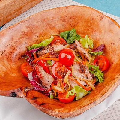 Салат теплый с куриным бедром в Винни Пух по цене 940 ₽