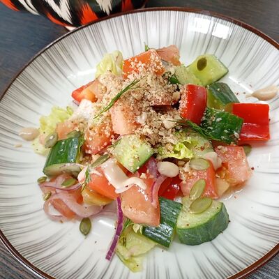 Салат с орехами в Чайхана Рахат по цене 380 ₽