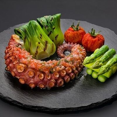 Осьминог на гриле с пак-чой, спаржей и вялеными томатами в Bluefin по цене 5090 ₽