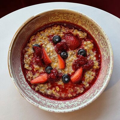 Печёная овсяная каша с черничным соусом и ягодами в Блеск по цене 240