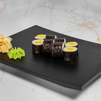 Ролл с маринованной редькой в LUXE