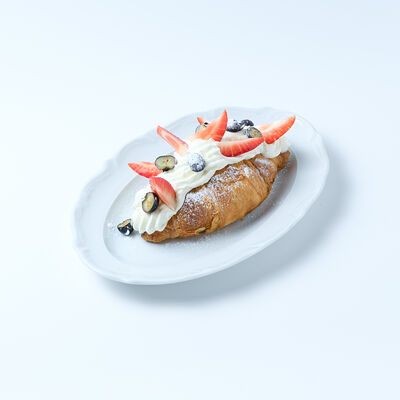 Круассан со сливочным кремом и ягодами в TOAST CAFE по цене 520 ₽