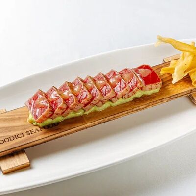 Татаки из тунца с гуакамолев Dodici Seafood по цене 1450 ₽