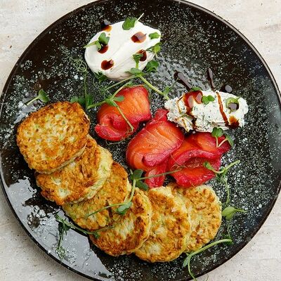 Мини оладьи из кабачков с лососем и творожной массой в Pizza House по цене 360 ₽