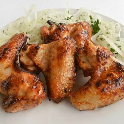 Куриные крылышки на решетке в Кафе на развилке по цене 570 ₽