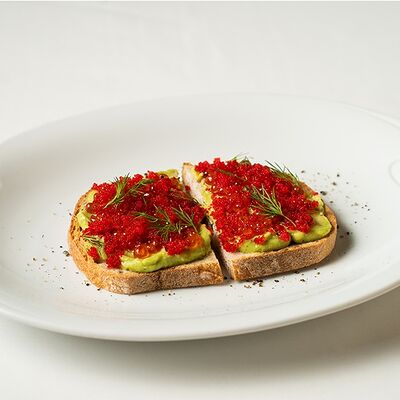 Брускетта на зерновом хлебе с авокадо и красной икрой в Сорренто по цене 650 ₽