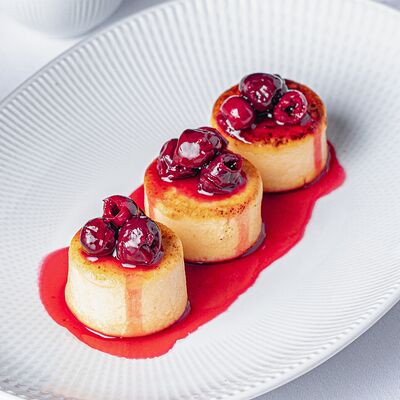 Сырники со сметаной и вишней в Бистро Рыба Мечты по цене 650 ₽