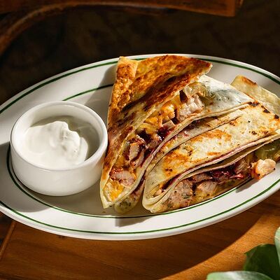 Кесадилья с цыпленком, зелеными помидорами и BBQ из черной смородины в Дафт паб по цене 580 ₽