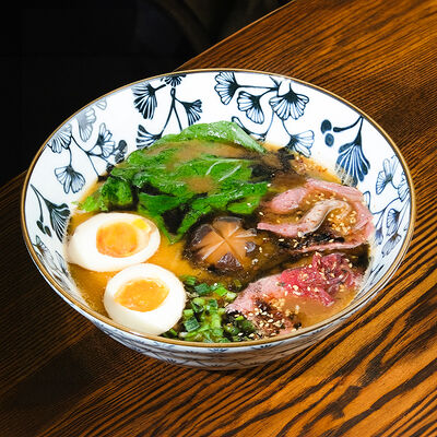 Сею-рамен с копченой говядиной, шиитаке и маринованным луком в Ezo Izakaya по цене 850 ₽